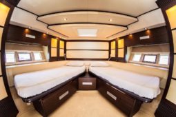 
										AZIMUT 62 full									