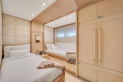 
										COLUMBUS YACHTS S HYBRID 40 full									