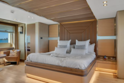 
										COLUMBUS YACHTS S HYBRID 40 full									