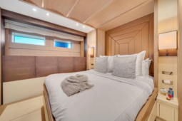 
										COLUMBUS YACHTS S HYBRID 40 full									