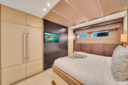 
										COLUMBUS YACHTS S HYBRID 40 full									