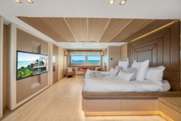 
										COLUMBUS YACHTS S HYBRID 40 full									