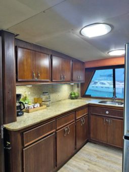 
										HATTERAS MOTOR YACHTS 61 full									