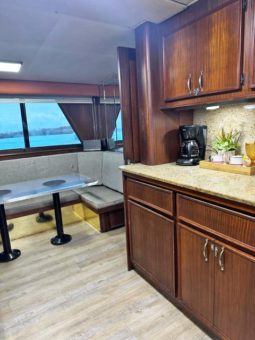 
										HATTERAS MOTOR YACHTS 72 full									