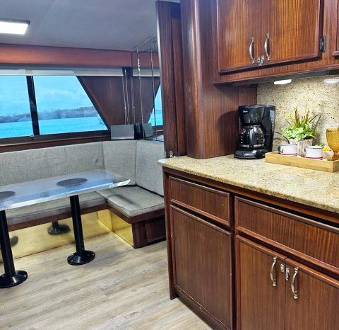 
								HATTERAS MOTOR YACHTS 72 full									