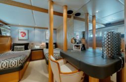 
										OCEANCO RAISED PILOTHOUSE 126 full									