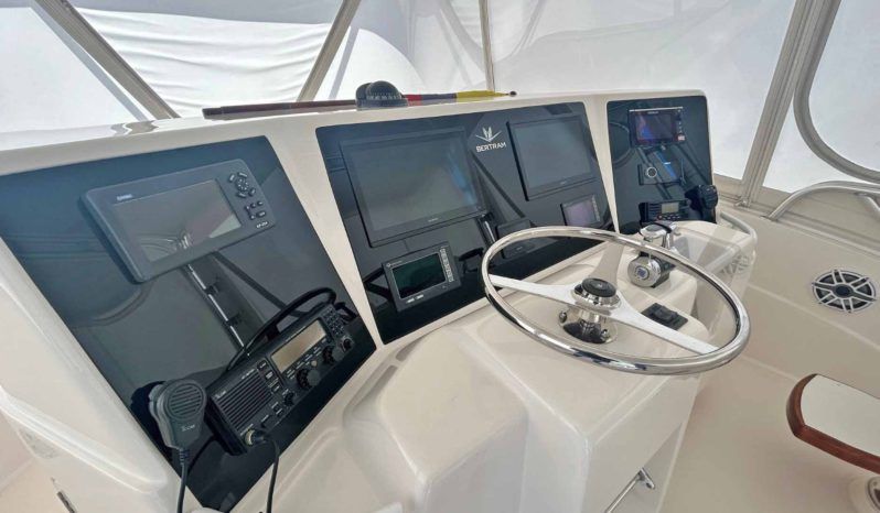 
								BERTRAM CONVERTIBLE 51 full									