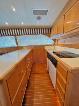 
										BERTRAM CONVERTIBLE 60 full									
