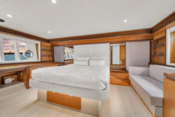 
										FERRETTI YACHTS 66 full									