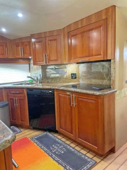 
										HATTERAS ENCLOSED BRIDGE 68 full									