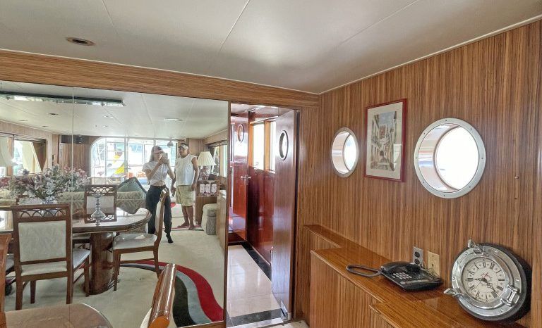 
								BURGER HOUSEBOAT 82 full									