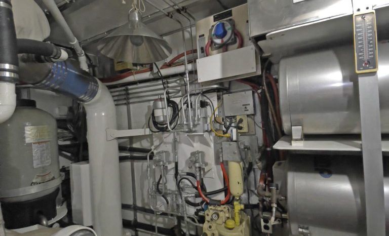 
								BURGER HOUSEBOAT 82 full									