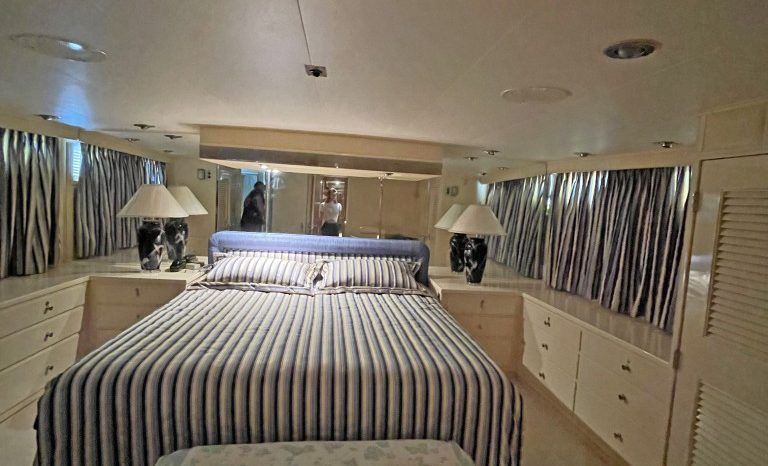 
								BURGER HOUSEBOAT 82 full									