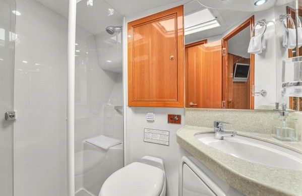 RIVIERA ENCLOSED BRIDGE 51 full