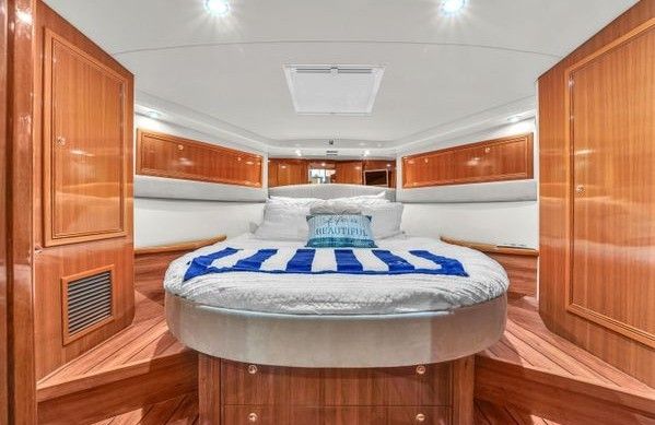 RIVIERA ENCLOSED BRIDGE 51 full