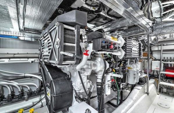 RIVIERA ENCLOSED BRIDGE 51 full