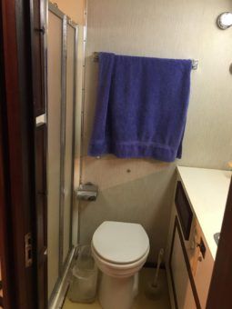 
										HATTERAS MOTOR YATCHS 43 full									