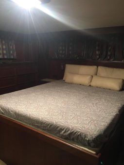 
										HATTERAS MOTOR YATCHS 43 full									