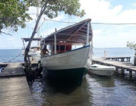 BARCO DE PESCA MADERA Y FIBRA 14.5MTS