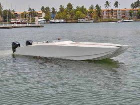 CATAMARAN RACING HELLCAT 30