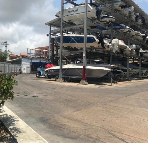 
								PUESTO Y ACCION GRAN MARINA DEL REY 26 full									