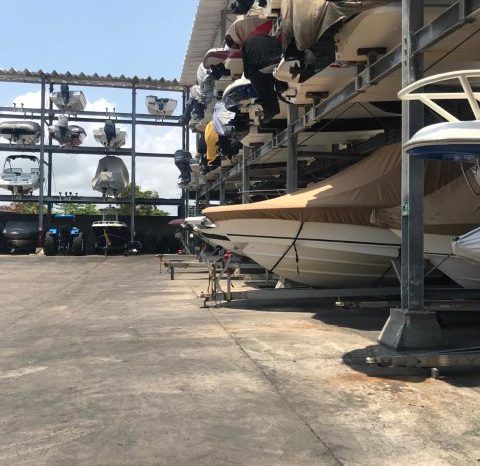 
								PUESTO Y ACCION GRAN MARINA DEL REY 26 full									