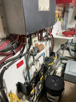 
										HATTERAS 72 full									