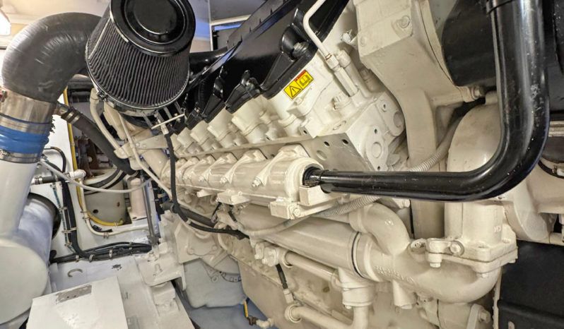 
								HATTERAS ENCLOSED BRIDGE 68 full									