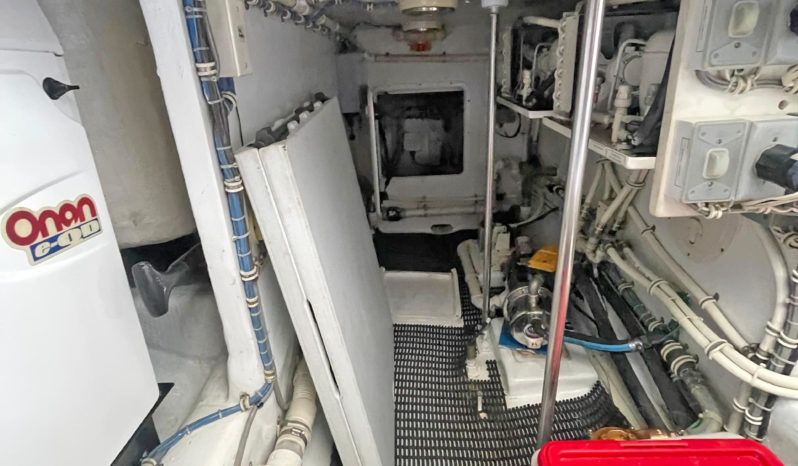 
								HATTERAS ENCLOSED BRIDGE 68 full									