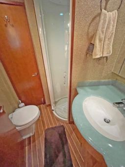 
										HATTERAS ENCLOSED BRIDGE 68 full									