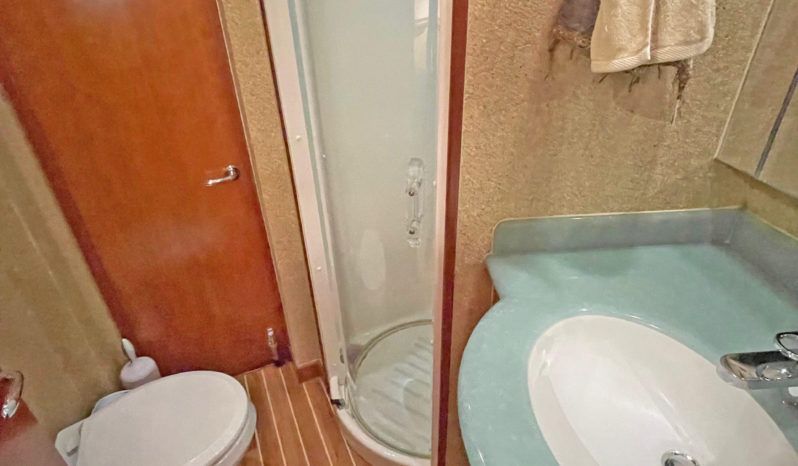 
								HATTERAS ENCLOSED BRIDGE 68 full									