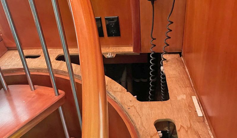 
								HATTERAS ENCLOSED BRIDGE 68 full									