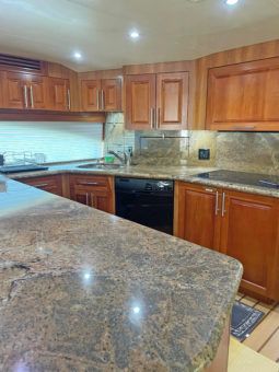 
										HATTERAS ENCLOSED BRIDGE 68 full									