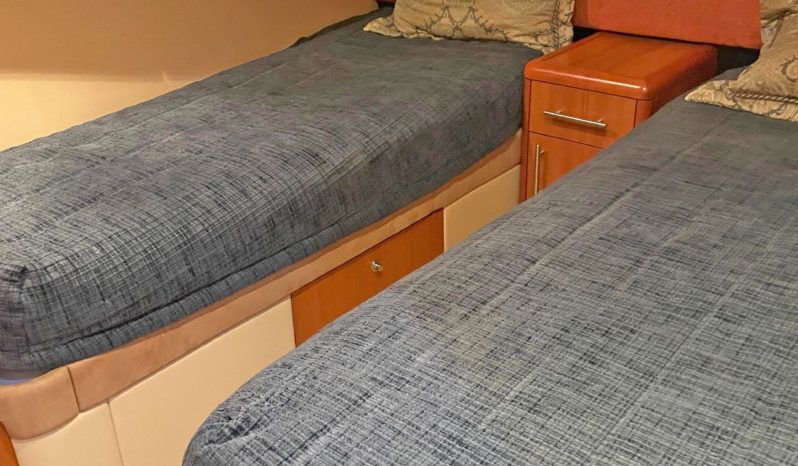 
								HATTERAS ENCLOSED BRIDGE 68 full									