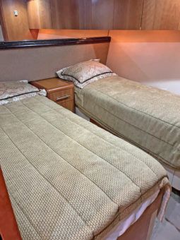 
										HATTERAS ENCLOSED BRIDGE 68 full									