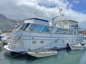 BURGER HOUSEBOAT 82