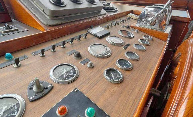 
								BURGER HOUSEBOAT 82 full									