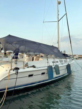 VELERO HUNTER SLOOP AFTER COCKPIT 44