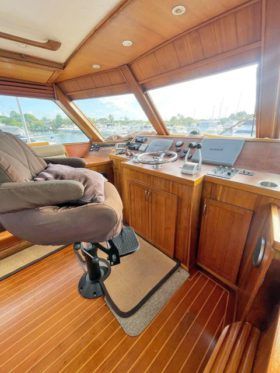 HATTERAS ENCLOSED BRIDGE 60