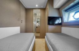 
										FERRETTI MOTOR YACHTS 700 70 full									