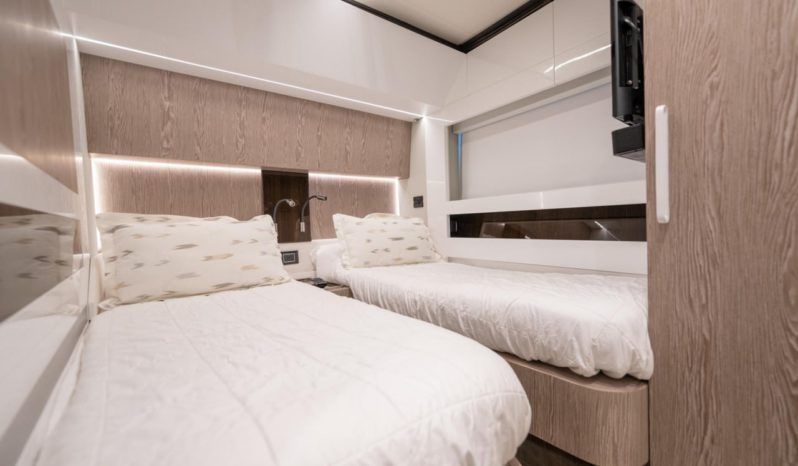 
								AZIMUT S 70 full									