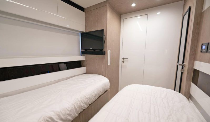 
								AZIMUT S 70 full									