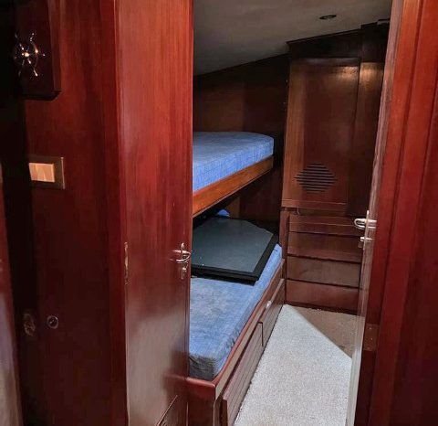 
								HATTERAS CONVERTIBLE 53 full									
