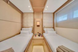 
										COLUMBUS YACHTS S HYBRID 40 full									