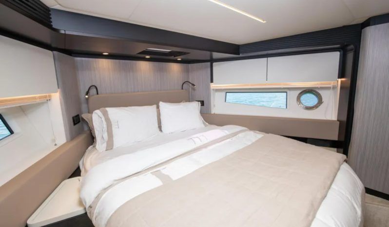 
								AZIMUT 66 full									
