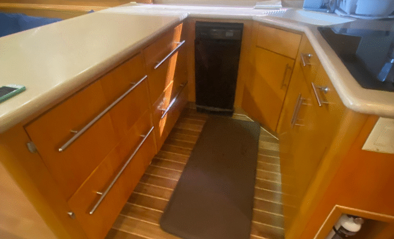 
								HATTERAS CONVERTIBLE 60 full									