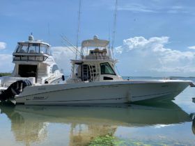 BOSTON WHALER 37