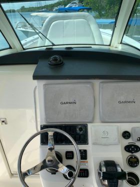 BOSTON WHALER 37