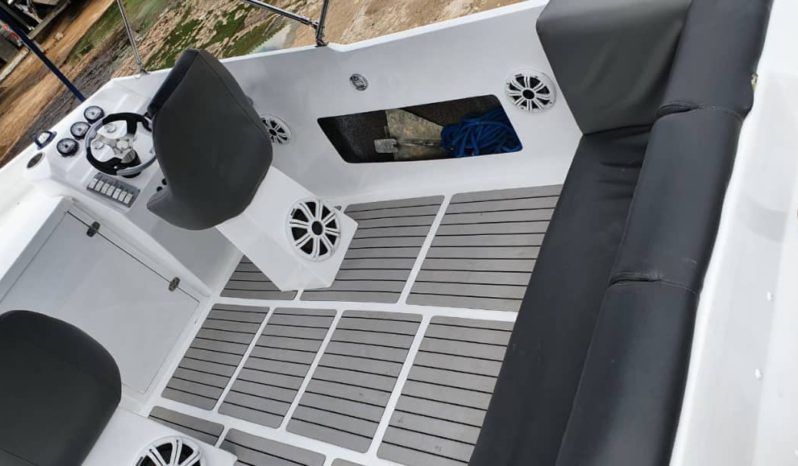 
								COMMANDER 28 full									